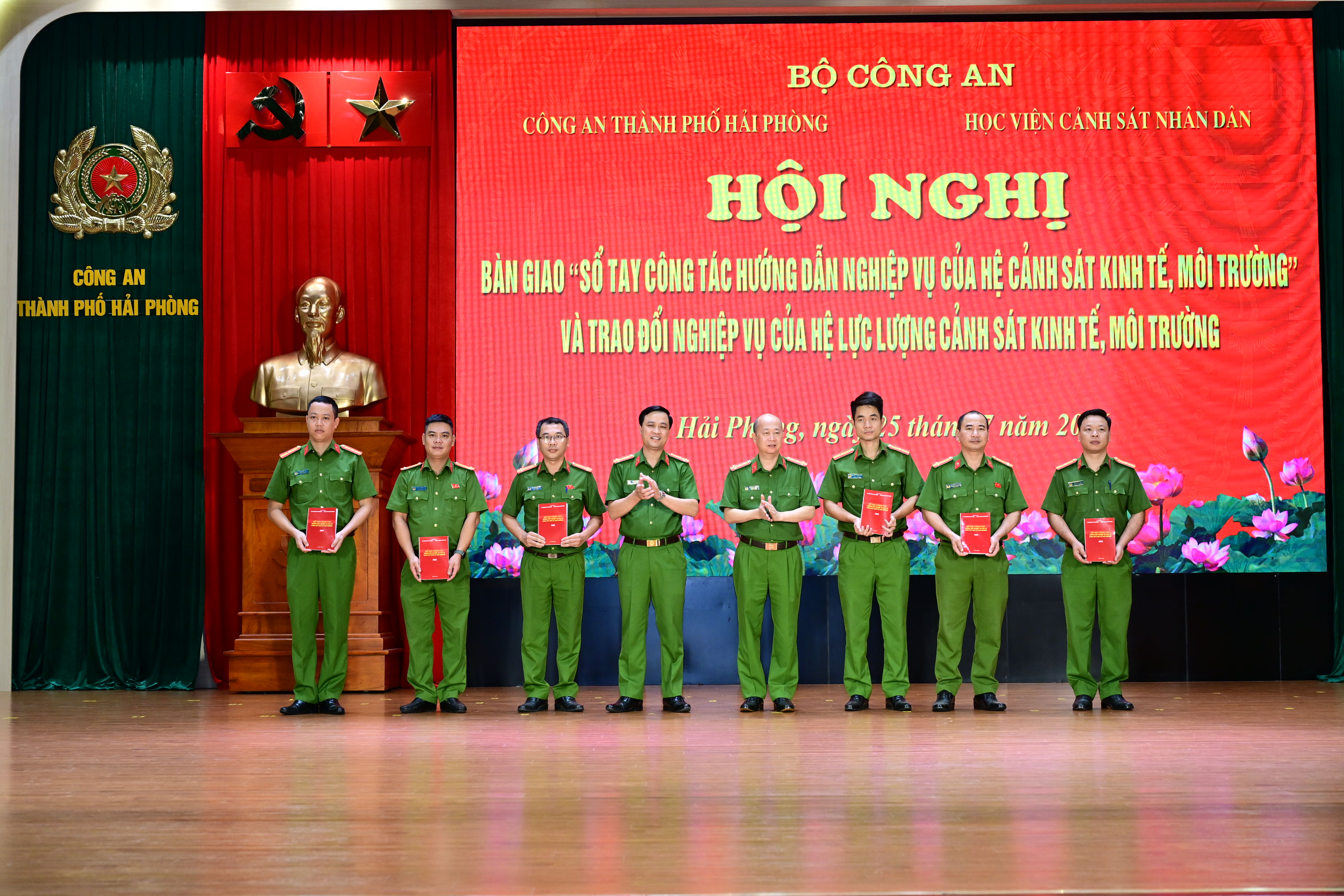 Phòng Cảnh sát kinh tế: Trao hơn 200 “Sổ tay hướng dẫn nghiệp vụ của hệ Cảnh sát kinh tế, môi trường”